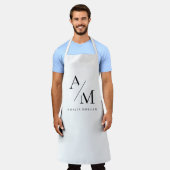 Monogram zwart minimaal schort (Gedragen)