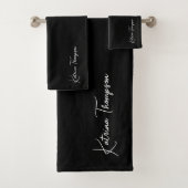 Monogram zwart modern tekenscript bad handdoek (Insitu)