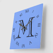 Monogram Zwart Romeinse cijfers op blauw accnt Vierkante Klok (Hoek)