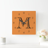 Monogram zwart script nummers op Sinaasappel wcnt Vierkante Klok (Huis)