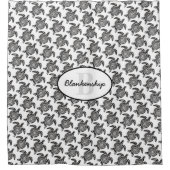 Monogram zwart tribaal draaipatroon over wit douchegordijn (Voorkant)