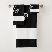 Monogram zwart-wit bad handdoek (Insitu)
