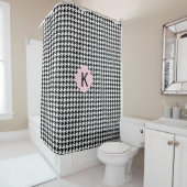 Monogram Zwart, Wit en Pastel Roze Houndstooth Douchegordijn (In situ)