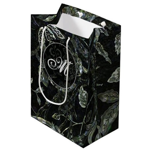 Monogram Zwart-wit  Floral GIft Bag Medium Cadeauzakje (Voorkant Gekanteld)