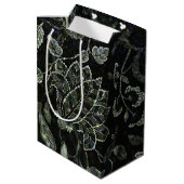 Monogram Zwart-wit  Floral GIft Bag Medium Cadeauzakje (Achterkant Gekanteld)