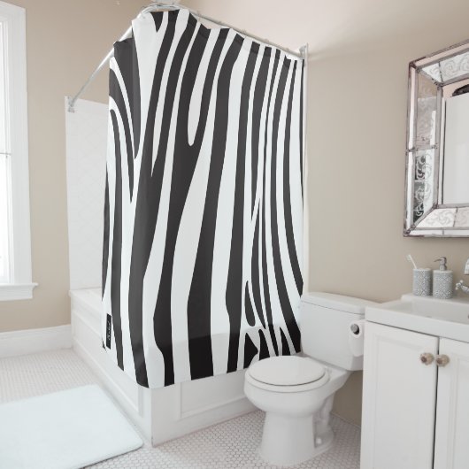 Monogram zwart-wit gestreept zebrapatroon douchegordijn (In situ)