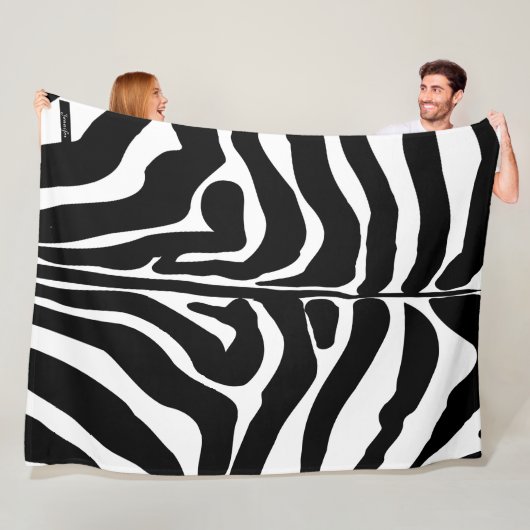 Monogram zwart-wit gestreept zebrapatroon fleece deken (In situ)