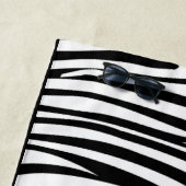 Monogram zwart-wit gestreept zebrapatroon strandlaken (In situ)
