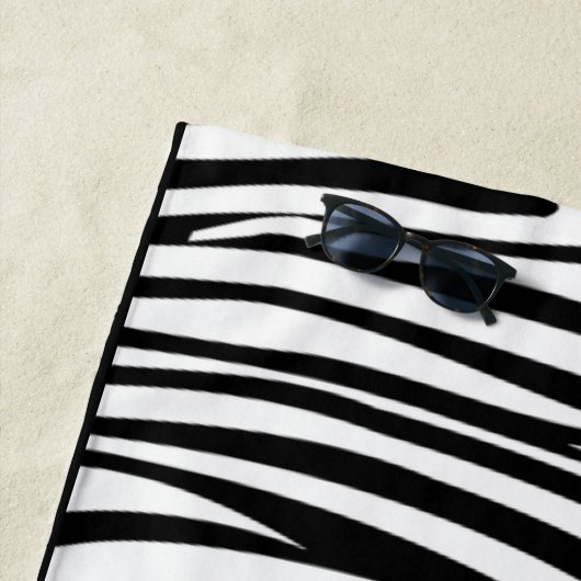 Monogram zwart-wit gestreept zebrapatroon strandlaken (In situ)