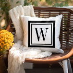 Monogram zwart-wit Klassic Square Buitenkussen<br><div class="desc">Ontwerp uw eigen douane gooit kussen in om het even welke kleurencombinatie om met uw huisdecor in om het even welke ruimte perfect te coördineren! Gebruik de ontwerphulpmiddelen om de achtergrondkleur en de vierkante grenskleur te veranderen, of voeg uw eigen tekst toe om een naam, een monogram initiaal of een...</div>