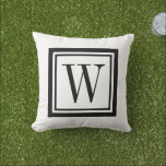 Monogram zwart-wit Klassic Square Buitenkussen<br><div class="desc">Ontwerp uw eigen douane gooit kussen in om het even welke kleurencombinatie om met uw huisdecor in om het even welke ruimte perfect te coördineren! Gebruik de ontwerphulpmiddelen om de achtergrondkleur en de vierkante grenskleur te veranderen, of voeg uw eigen tekst toe om een naam, een monogram initiaal of een...</div>