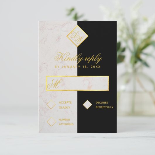 Monogram Zwart Wit Marmer Goud Elegante Trouw RSVP Kaartje (Staand voorkant)