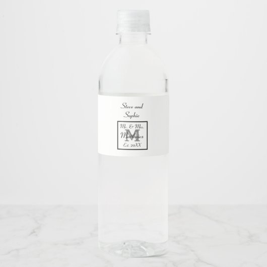 Monogram Zwart-Wit Trouwnamen Waterfles Etiket (Voorkant)