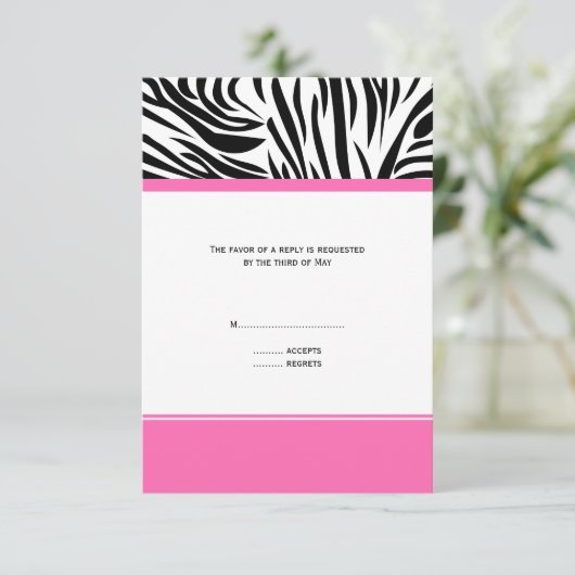 Monogram zwart-wit Zebra Afdrukken en warm roze RSVP Kaartje (Staand voorkant)