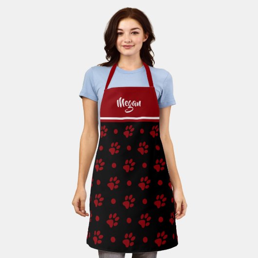 Monogram Zwarte en Rode Pootafdrukken en Stippen Schort (Gedragen)