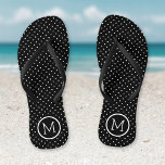 Monogram zwarte en witte kleine Stippen Teenslippers<br><div class="desc">Aangepast afgedrukte flip flop sandalen met een schattig meisjespokpuntpatroon en je aangepaste monogram of andere tekst in een cirkelvormige lijst. Klik aanpassen het om tekstdoopvonten en kleuren te veranderen of uw eigen afbeeldingen toe te voegen om unieke één van een soortontwerp te creëer!</div>