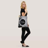 Monogram zwarte en zilveren glitter munten tote bag (Op model)