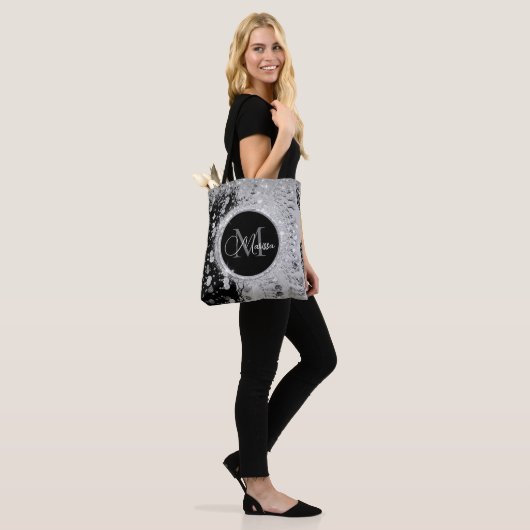 Monogram zwarte en zilveren glitter munten tote bag (Op model)