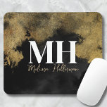 Monogram zwarte gouden scriptnaam muismat<br><div class="desc">Chic Trendy zwart en goud Monogram Mousepad. Deze slanke mousepad is ideaal voor zowel kantoor als schoolgebruik en voegt een vleugje sophisticatie toe aan elke werkruimte. Ideaal voor bedrijven zoals marketing, consulting of een gepersonaliseerde home kantoor, het beschikt over een zwarte achtergrond met faux gouden waterverf of marmer geïnspireerde accenten....</div>