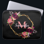 Monogram zwarte goudgeometrische floralen laptop sleeve<br><div class="desc">Een zwarte achtergrond van de krijgszee. Een faux goud geometrisch lijst met waterkleurige bloemen,  rozen in vuurgore en roze en boho-veren. Sjablonen voor Jouw naam en monogram. De naam in roze wordt geschreven met een modern en trendy hand lettered stijlmanuscript. De monogram in koraal.</div>