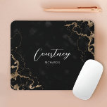 Monogram zwarte & goudkleurige elegante lettertype muismat<br><div class="desc">Monogram muispad met zwarte en goudmarmer achtergrond en elegante calligrafieffont voor jouw naam of initialen. Het mousepad omvat ruimte om uw initialen of naam toe te voegen,  kunt u zelfs uw bedrijfslogo toevoegen. Met deze moderne,  maar elegante mousepad zit je een glaasje aan je thuis of bureau.</div>