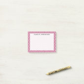Monogram Zwarte Honingraat op Anjer Roze Post-it® Notes (Op bureau)