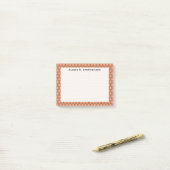 Monogram Zwarte Honingraat op Perzik Post-it® Notes (Op bureau)