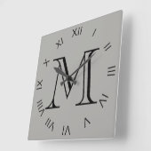 Monogram zwarte Romeinse cijfers op grijs wcn Vierkante Klok (Hoek)