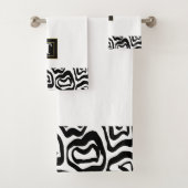 Monogram Zwarte Witte geborstelde textuur Bad Handdoek (Insitu)
