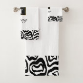 Monogram Zwarte Witte geborstelde textuur Wishandd Bad Handdoek (Insitu)