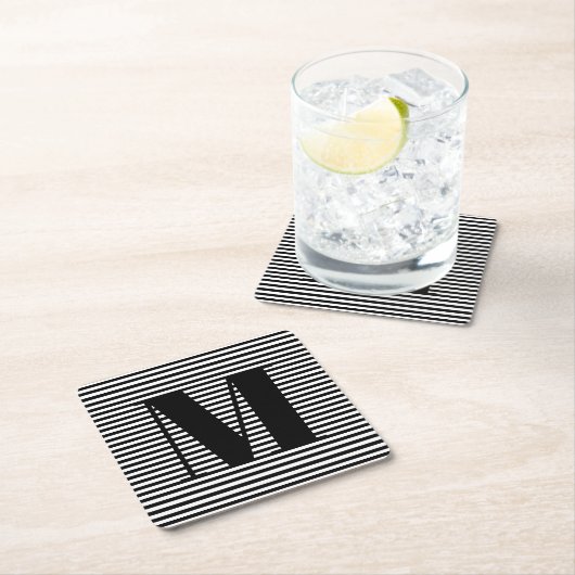 Monogram zwarte witte strepen van het initiaal aan kartonnen onderzetters (Insitu)