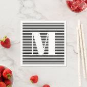 Monogram zwarte witte strepen van het initiaal aan servet (Insitu)