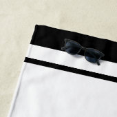 Monogrambrief voor zwarte rand legant strandlaken (In situ)