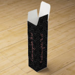 Monogramed Black Monotones Floral Damascus Pattern Wijn Geschenkdoos<br><div class="desc">Monogramed elegant zwart monochromatische  florale damaspatroon.  tekst in de voorgestelde roze.</div>