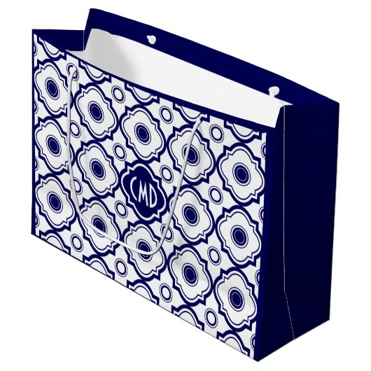 Monogramed Blauw & Wit Quatrefoil Patroon Groot Cadeauzakje (Voorkant Gekanteld)
