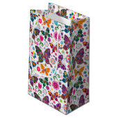Monogramed Colorful Butterflies & Flowers Pattern Klein Cadeauzakje (Achterkant Gekanteld)