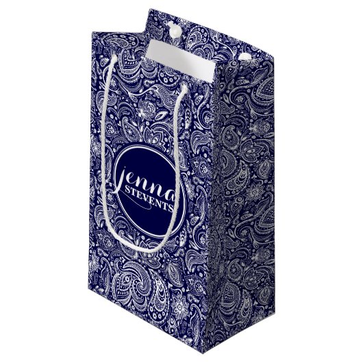 Monogramed Dark Blue & White  Paisley 2 Klein Cadeauzakje (Voorkant Gekanteld)
