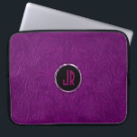 Monogramed Deep Paars Suede Leather Floral Design Laptop Sleeve<br><div class="desc">Elegant diep paars bloemontwerp,  suede leder look.  en optioneel monogram met aanraking van metalen paars. Het is beschikbaar op andere producten. Niet echt leder,  maar afbeelding van leder.</div>