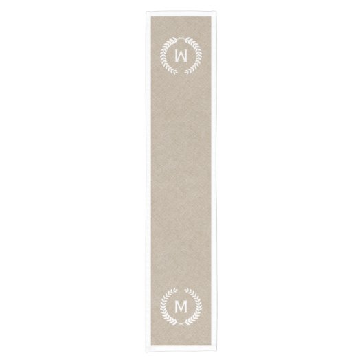 Monogramed Elegant Beige Faux Linnen & Witte Krans Korte Tafelloper (Voorkant)