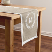 Monogramed Elegant Beige Faux Linnen & Witte Krans Korte Tafelloper (Voorbeeld)