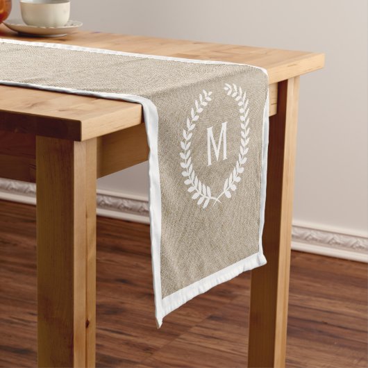 Monogramed Elegant Beige Faux Linnen & Witte Krans Korte Tafelloper (Voorbeeld)