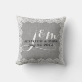 Monogramed Grijs Linnen & Wit Kant Bruiloft Kussen (Voorkant)