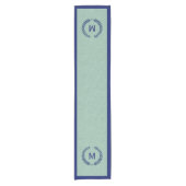 Monogramed Mint-Green Faux Linen Blue Wreath Korte Tafelloper (Voorkant)