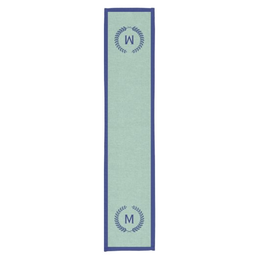 Monogramed Mint-Green Faux Linen Blue Wreath Korte Tafelloper (Voorkant)