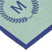 Monogramed Mint-Green Faux Linen Blue Wreath Korte Tafelloper (Hoek)
