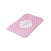 Monogramed roze en wit zigzagchevron badmat (Gekanteld)