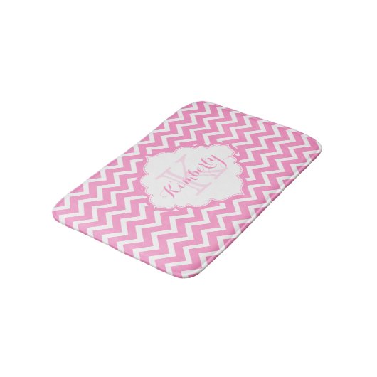 Monogramed roze en wit zigzagchevron badmat (Gekanteld)