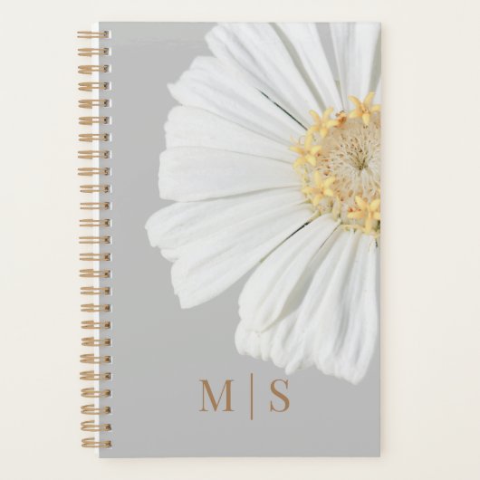 Monogramed witte wilde bloem op stoffig blauw planner (Voorkant)