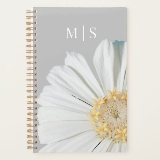 Monogramed witte wilde bloem op stoffig blauw planner (Voorkant)