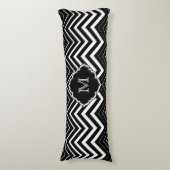 Monogramed zwart-wit zigzagchevron lichaamskussen (Voorkant Verticaal)